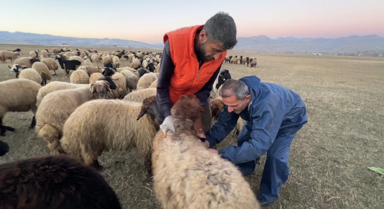 Okulda &ouml;ğretmen k&ouml;yde &ccedil;ift&ccedil;i
