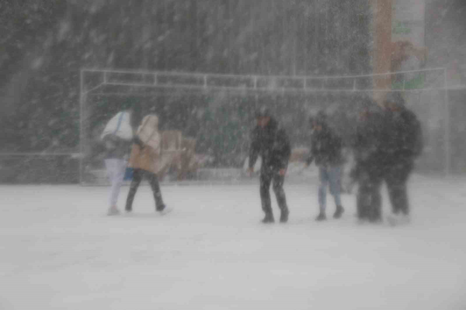 Erzincan kent merkezine mevsimin ilk karı d&uuml;şt&uuml;, tipi hayatı fel&ccedil; etti

