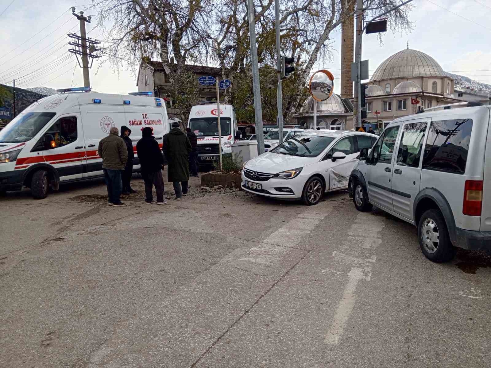 Isparta&rsquo;da hafif ticari ara&ccedil; ile otomobil &ccedil;arpıştı: 5 yaralı
