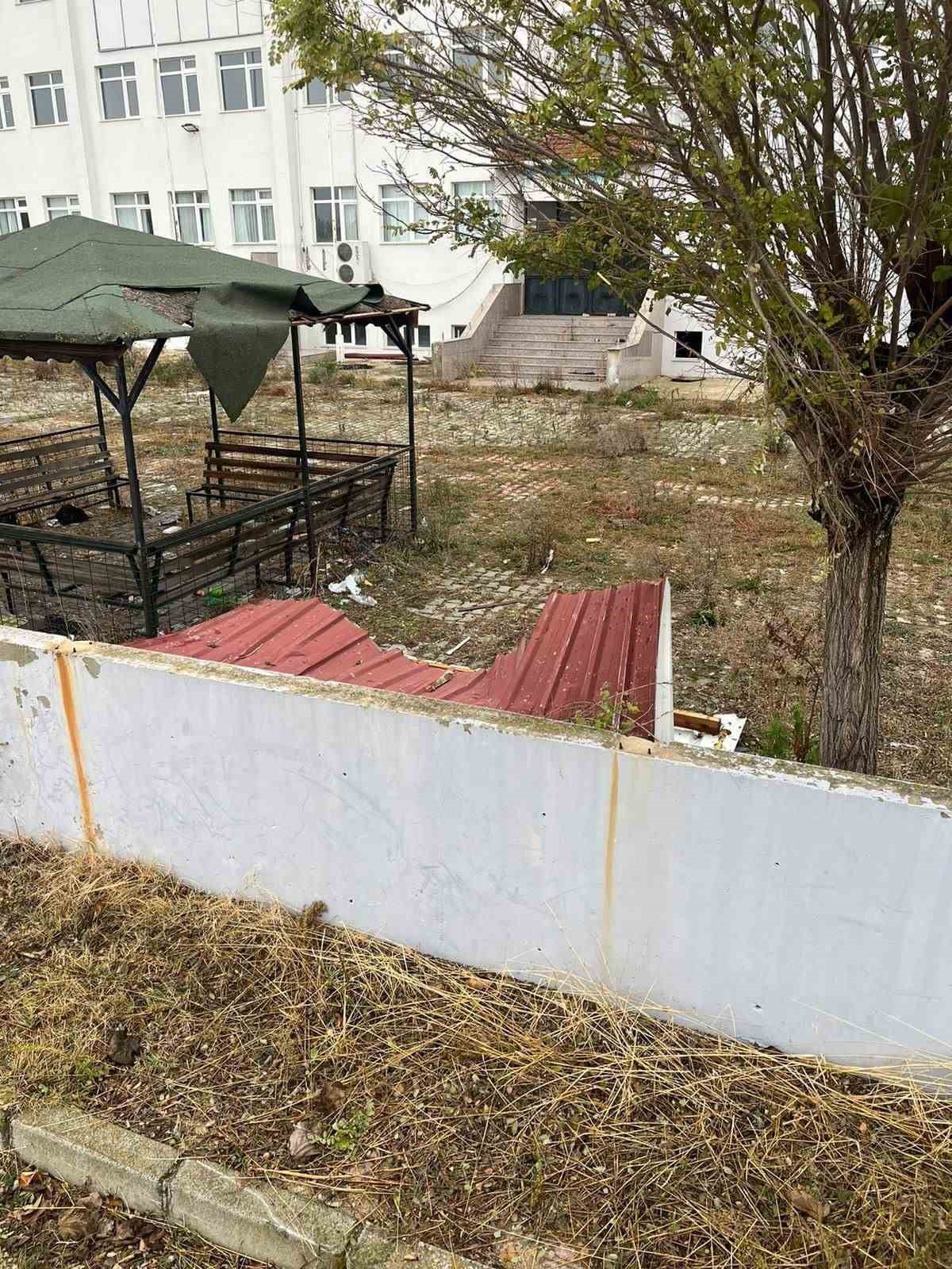 R&uuml;zgarda u&ccedil;an &ccedil;atı elektrik tellerini kopardı
