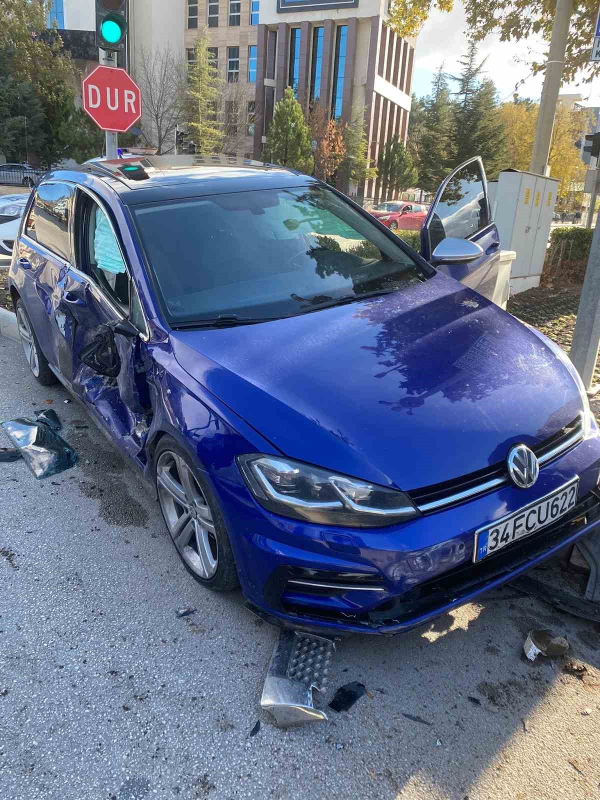 Burdur&rsquo;da kamyonet ile otomobil &ccedil;arpıştı: 3 yaralı
