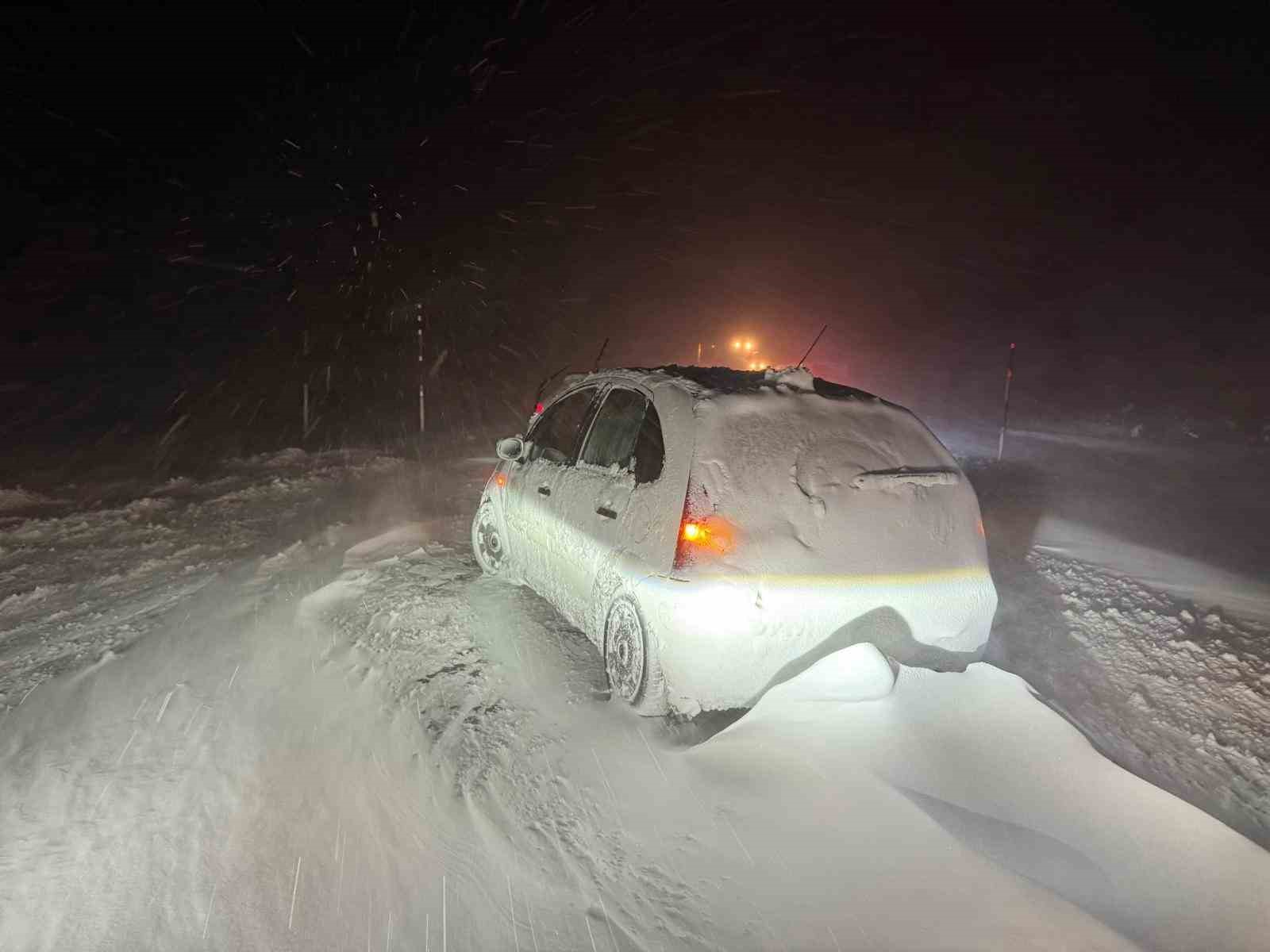 Malatya-Kayseri karayolunda &ccedil;ok sayıda ara&ccedil; mahsur kaldı
