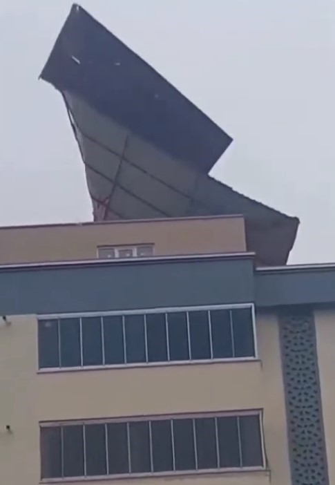 Kahramanmaraş’ta fırtınada apartmanın çatısı uçtu