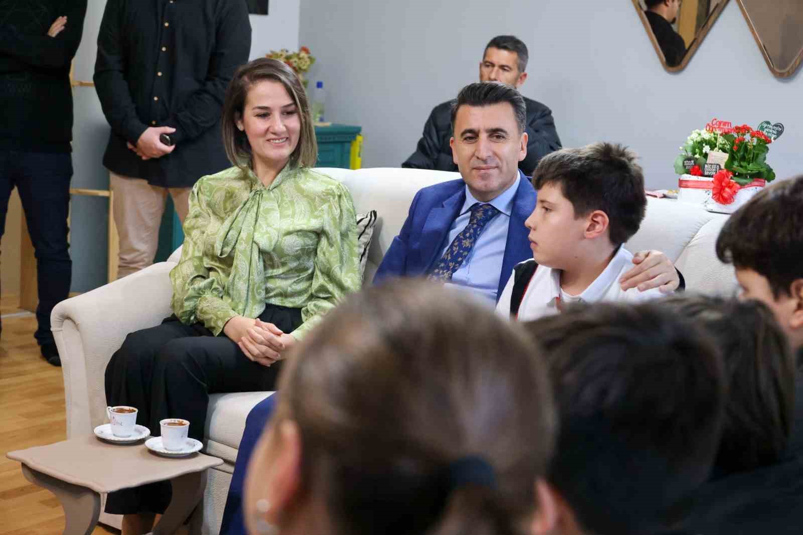 &Ouml;ğrenciler 2 yıl &ouml;nce vefat eden &ouml;ğretmenlerinin eşini ziyaret etti
