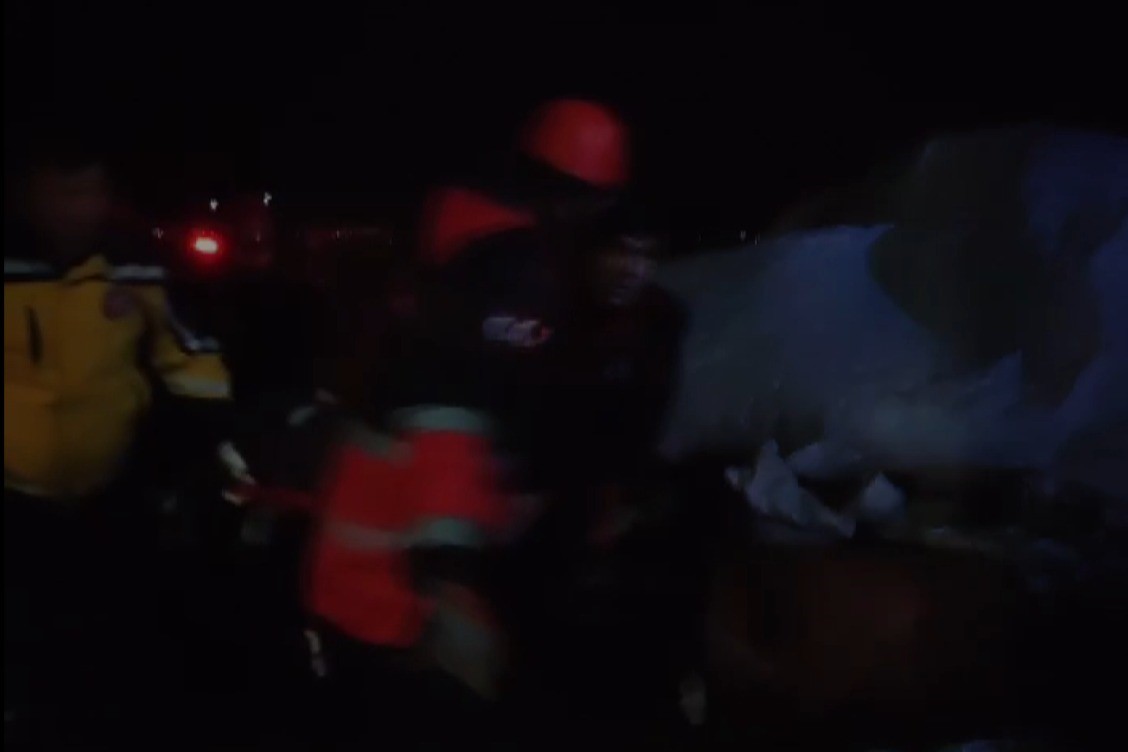 &Ccedil;&ouml;ken &ccedil;atının altında kalan şahıs kurtarıldı
