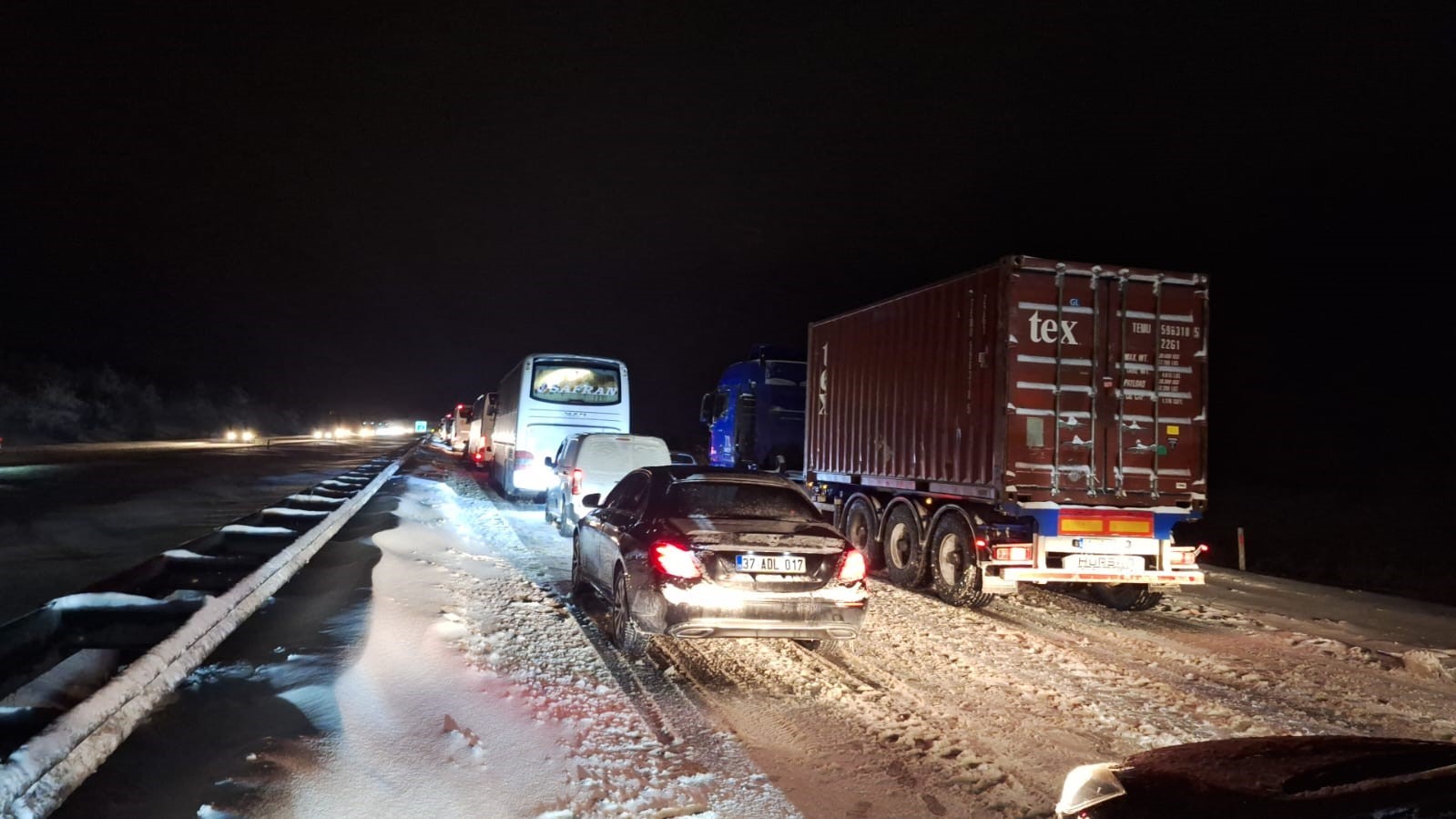 Ulaşıma kapanan D-100 karayolu 7 saat sonra açıldı