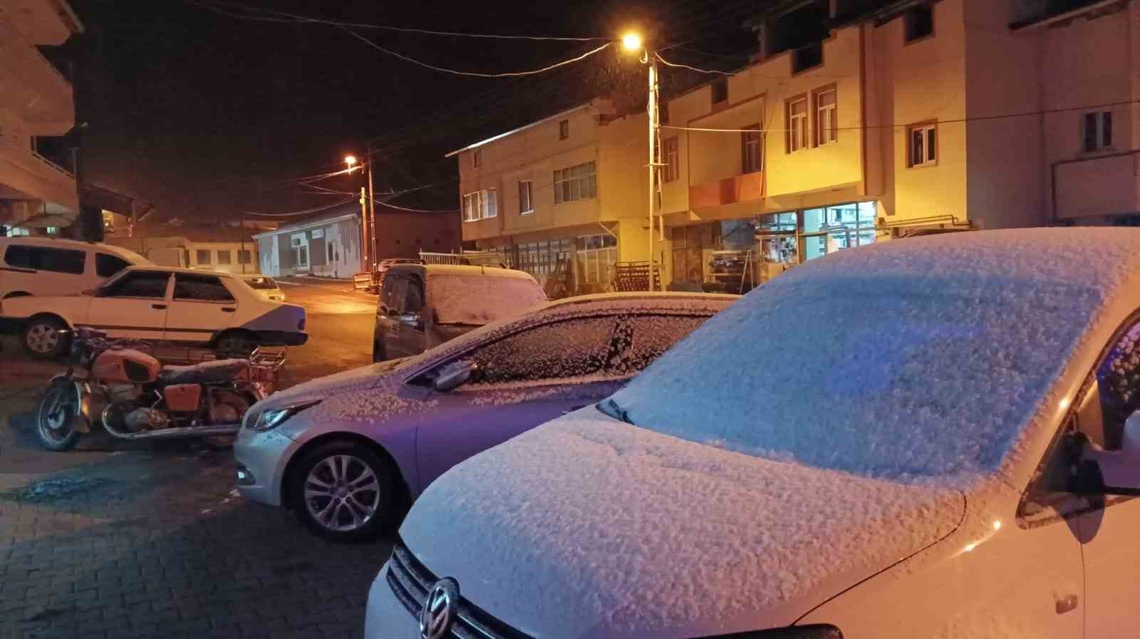 Çelikhan’da mevsimin ilk kar yağışı başladı
