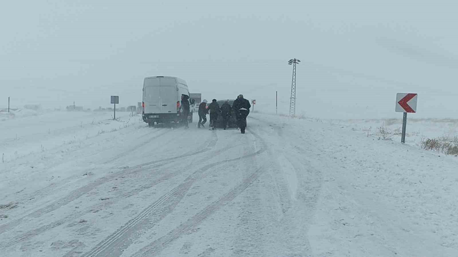 Sivas’ta 829 köy yolu ulaşıma kapandı
