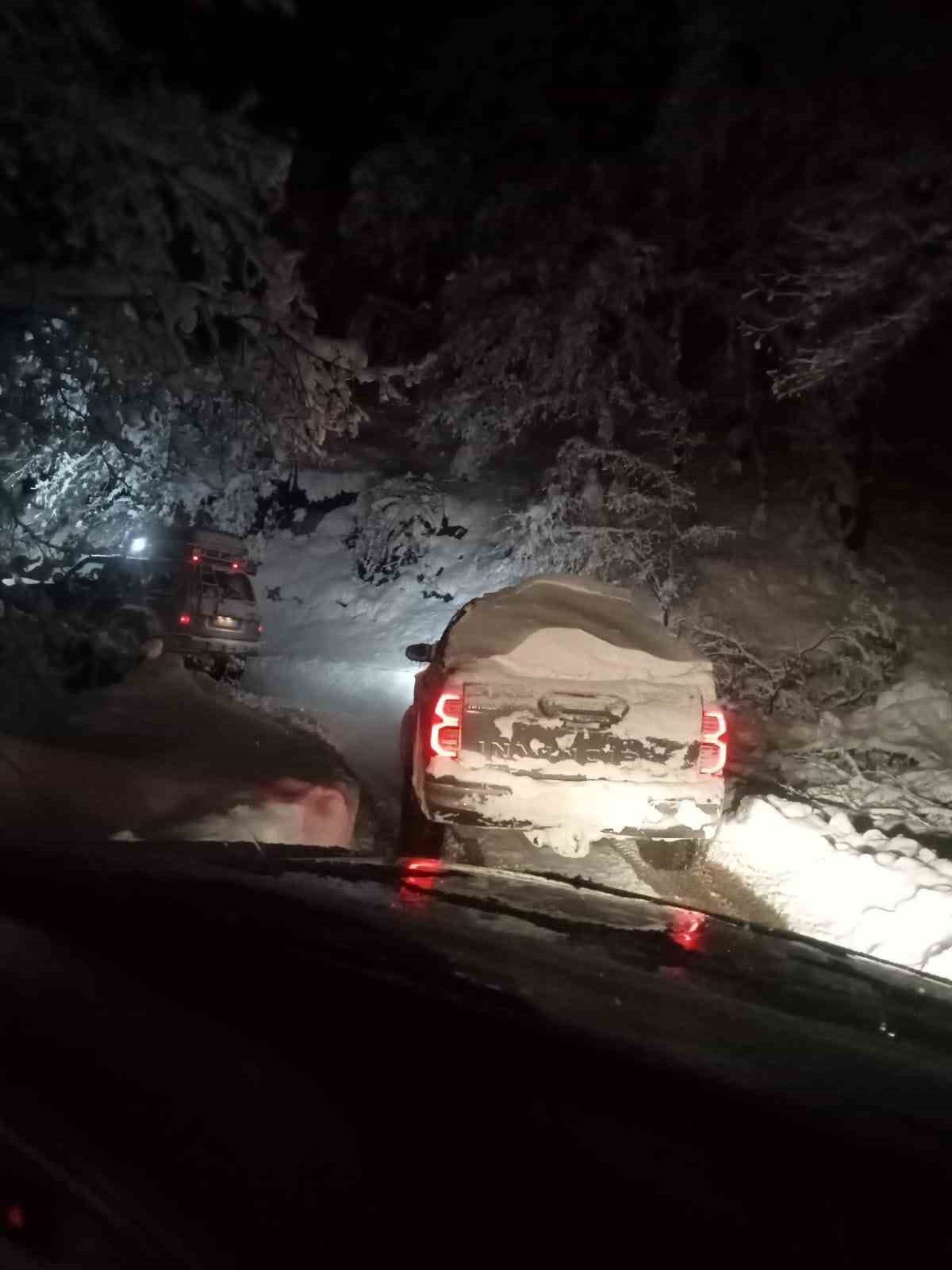 Kar kalınlığının 1,5 metre olduğu yaylada 12 kişi mahsur kaldı
