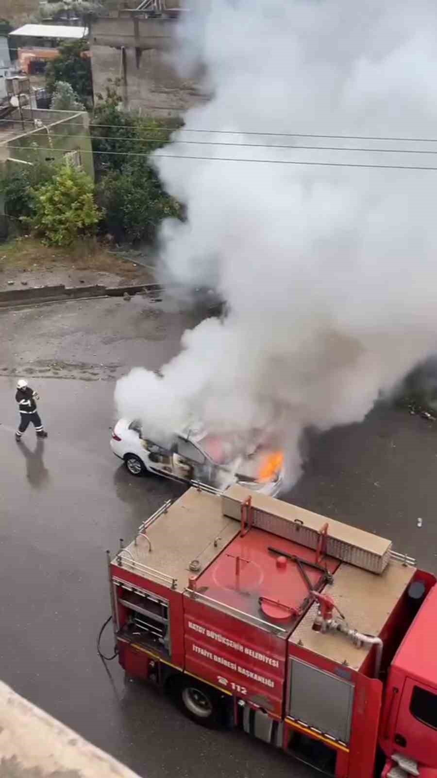 Hatay’da park halindeki otomobil alev alev yandı
