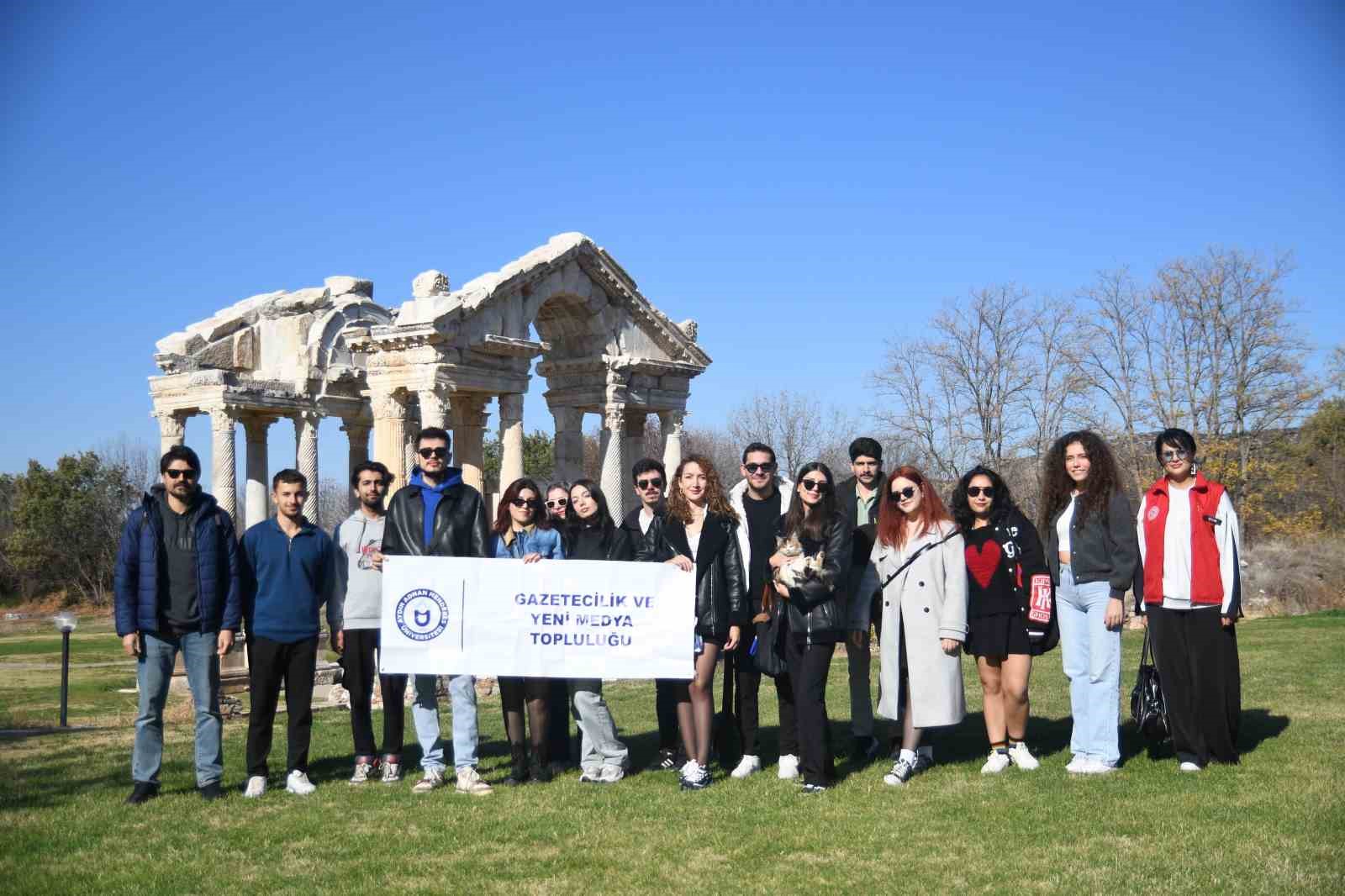 Geleceğin gazetecileri Afrodisias Antik Kenti’ni gezdi