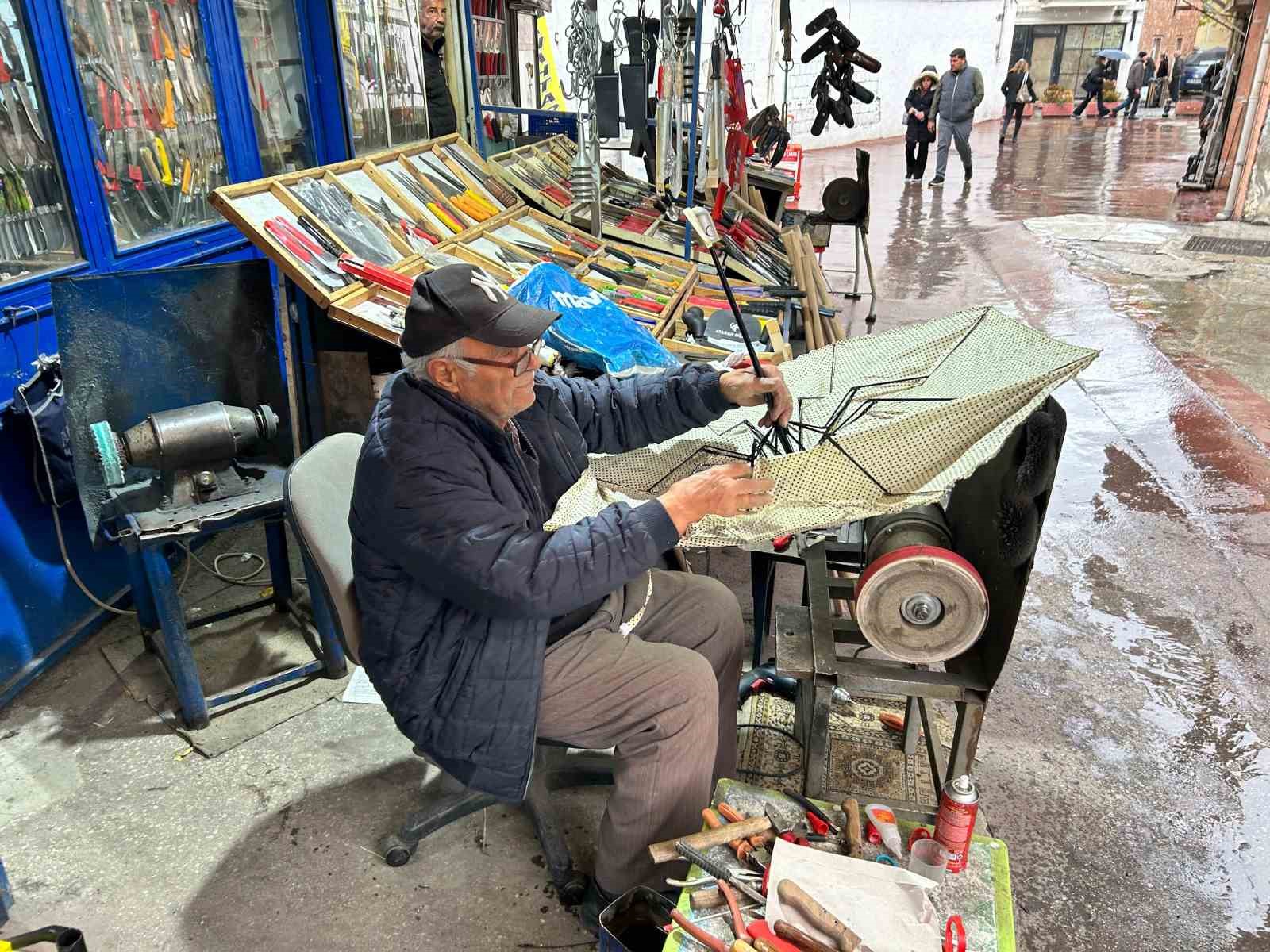 Fırtınalarda kırılan şemsiyeler tamircilerde yoğunluğa sebep oldu
