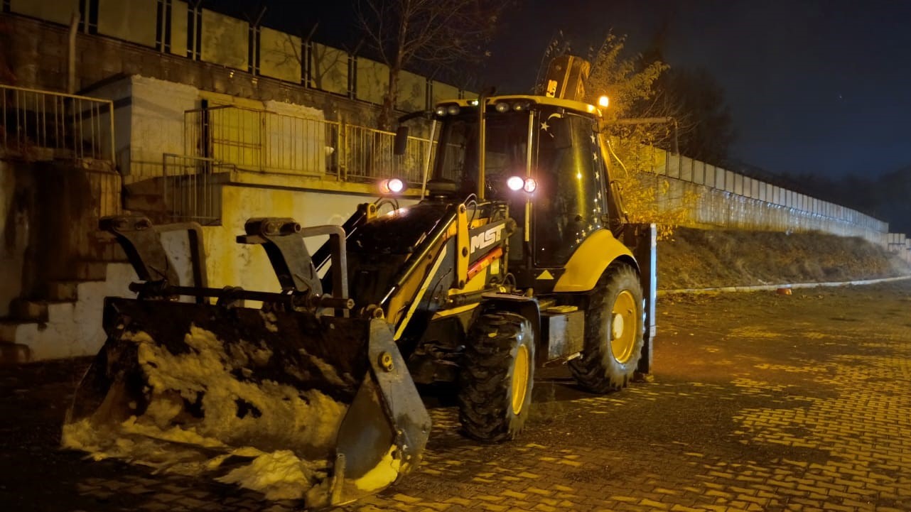 Kahramanmaraş büyükşehir belediyesinden gece mesaisi
