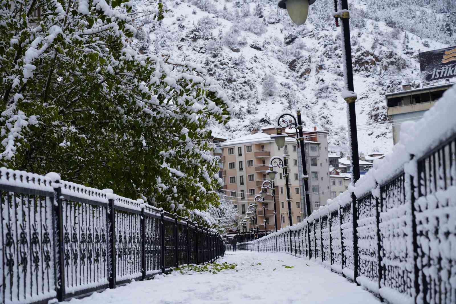 Gümüşhane şehir merkezi mevsimin ilk kar yağışının ardından beyaza büründü