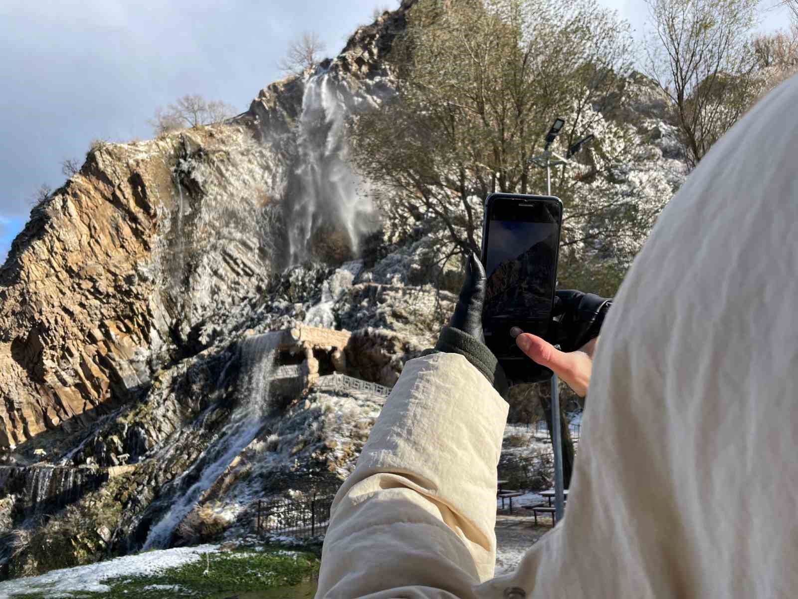 Isparta’da karla kaplanan Bezirgan Şelalesi ziyaretçilerini hayran bıraktı
