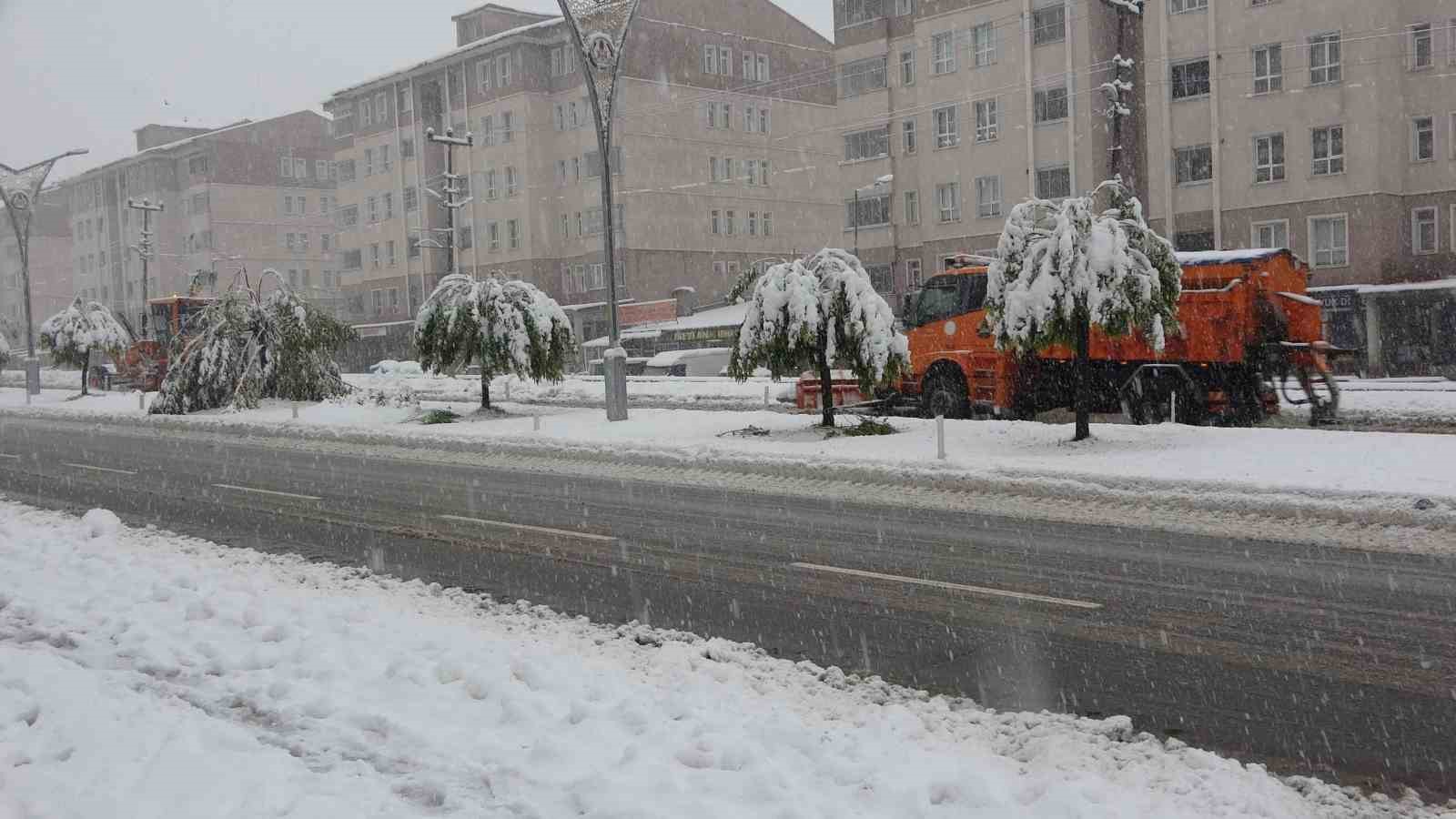 Bitlis’te kar yağışı: 84 köy yolu ulaşıma kapandı