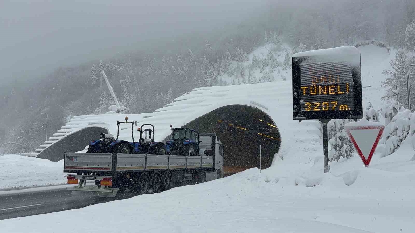 TEM’in Bolu Dağı Tüneli geçişinde kar yağışı etkili oluyor: Ulaşım rahat
