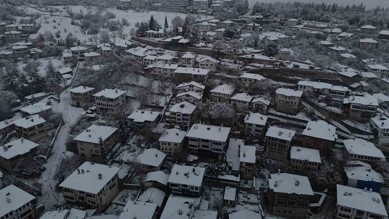 Kar yağışı sonrası tarihi yapılar beyaz örtüyle kaplandı
