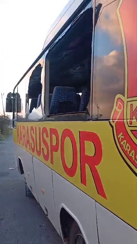 Bitiş düdüğünün çalmasıyla tekme ve tokatlar havada uçuştu
