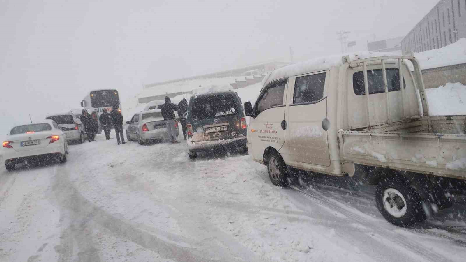 Oltu’ya mevsimin ilk karı yağdı
