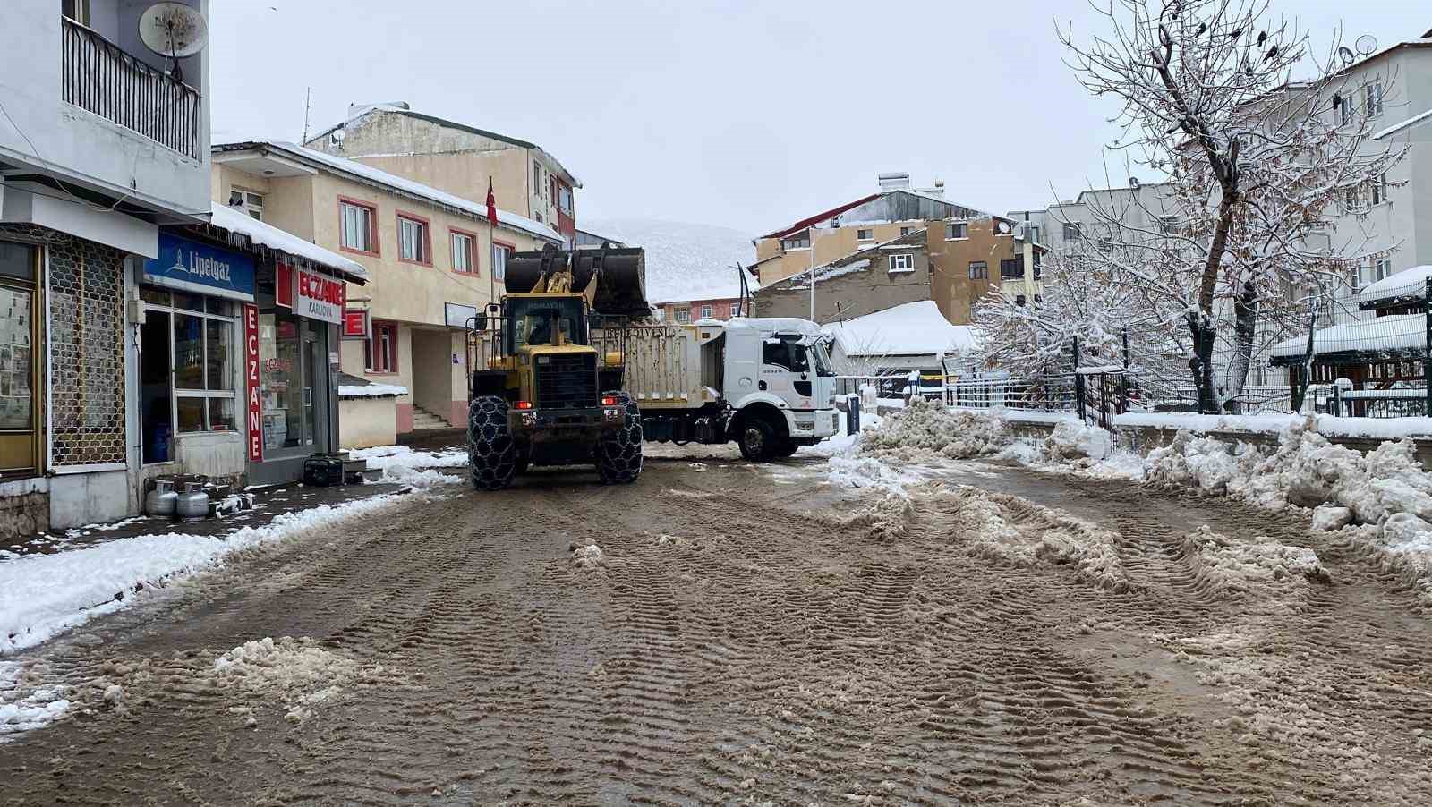 Karlıova’da karla mücadele çalışmaları
