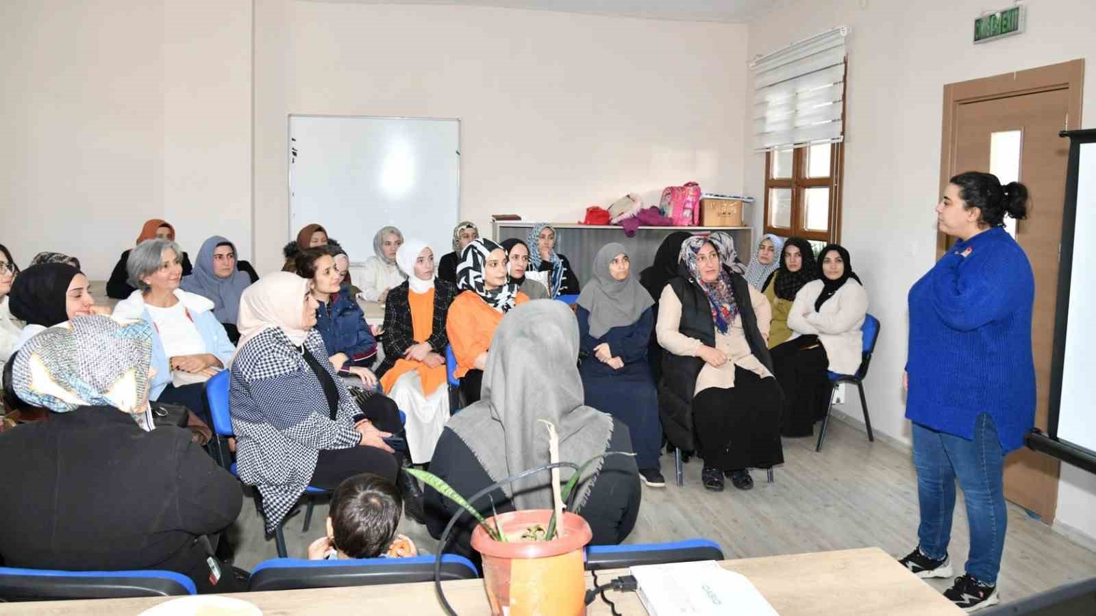 Yunusemre’de şiddetle mücadele seminerleri verildi
