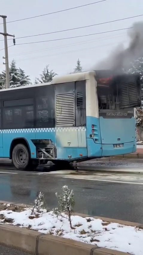 Elazığ’da belediye otobüsü alev aldı, o anlar kamerada