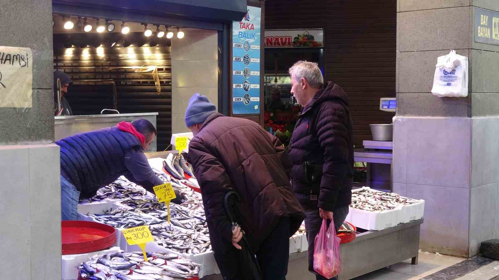 Hamsi hava muhalefeti nedeniyle az avlanınca fiyatı neredeyse ikiye katlandı
