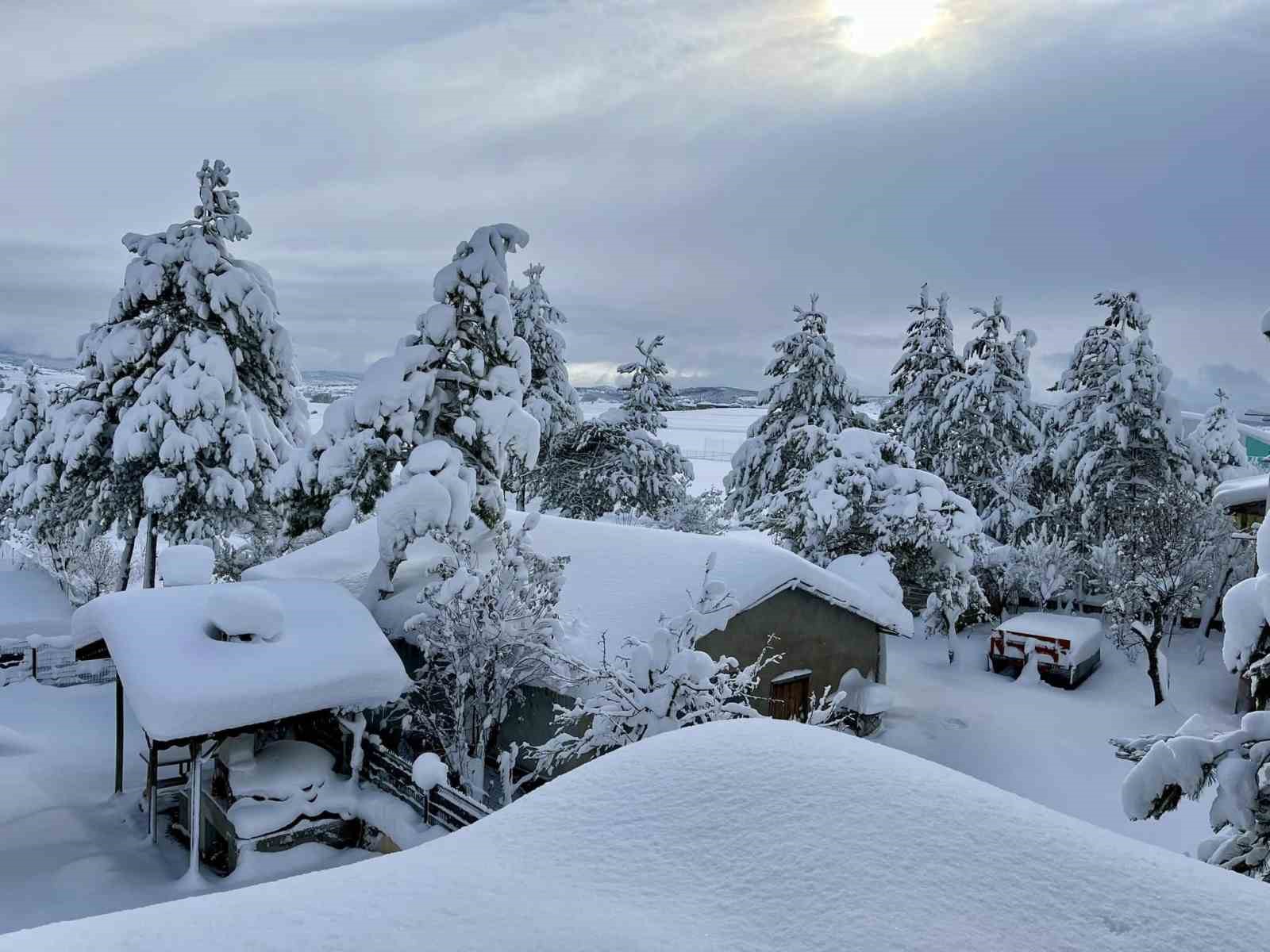 Okulların tatil edildiği ilçede kar kalınlığı 60 santimetreye ulaştı
