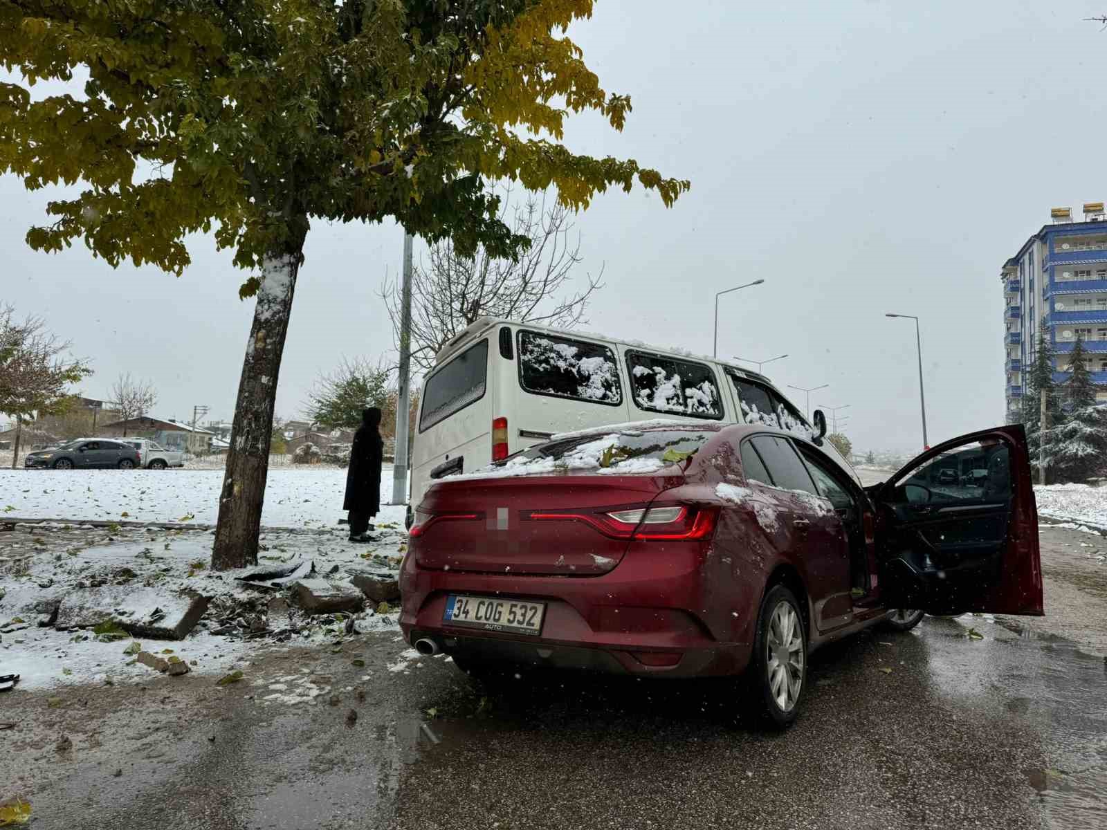 Elazığ’da transit ile otomobil çarpıştı: 3 yaralı
