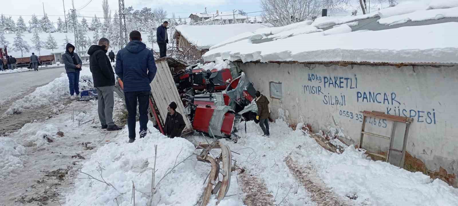 Tokat’ta tır evin bahçesine devrildi: 1 yaralı
