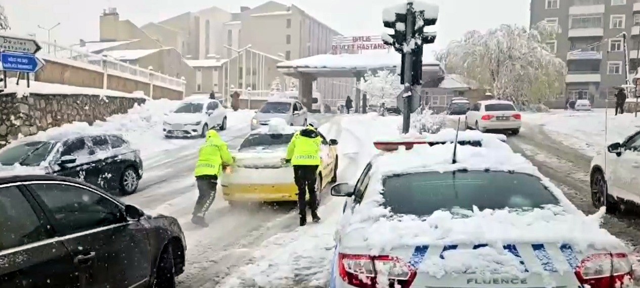 Kar trafiği aksattı, küçük çaplı kazalar meydana geldi