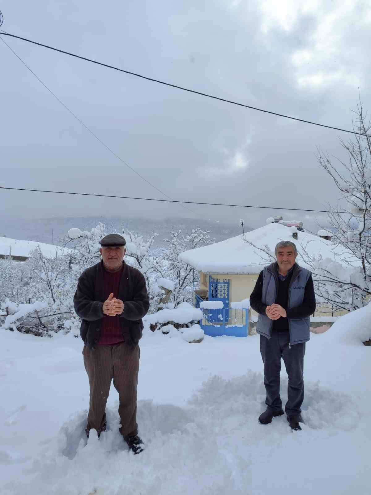 Tokat’ta köy halkı kar yağışını türkülerle karşıladı
