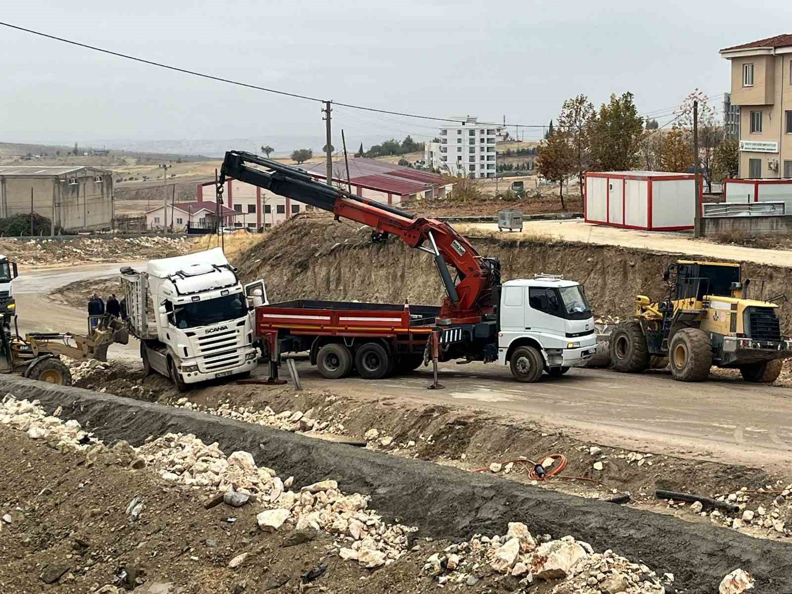 Yoldan çıkan tır trafiği kapattı