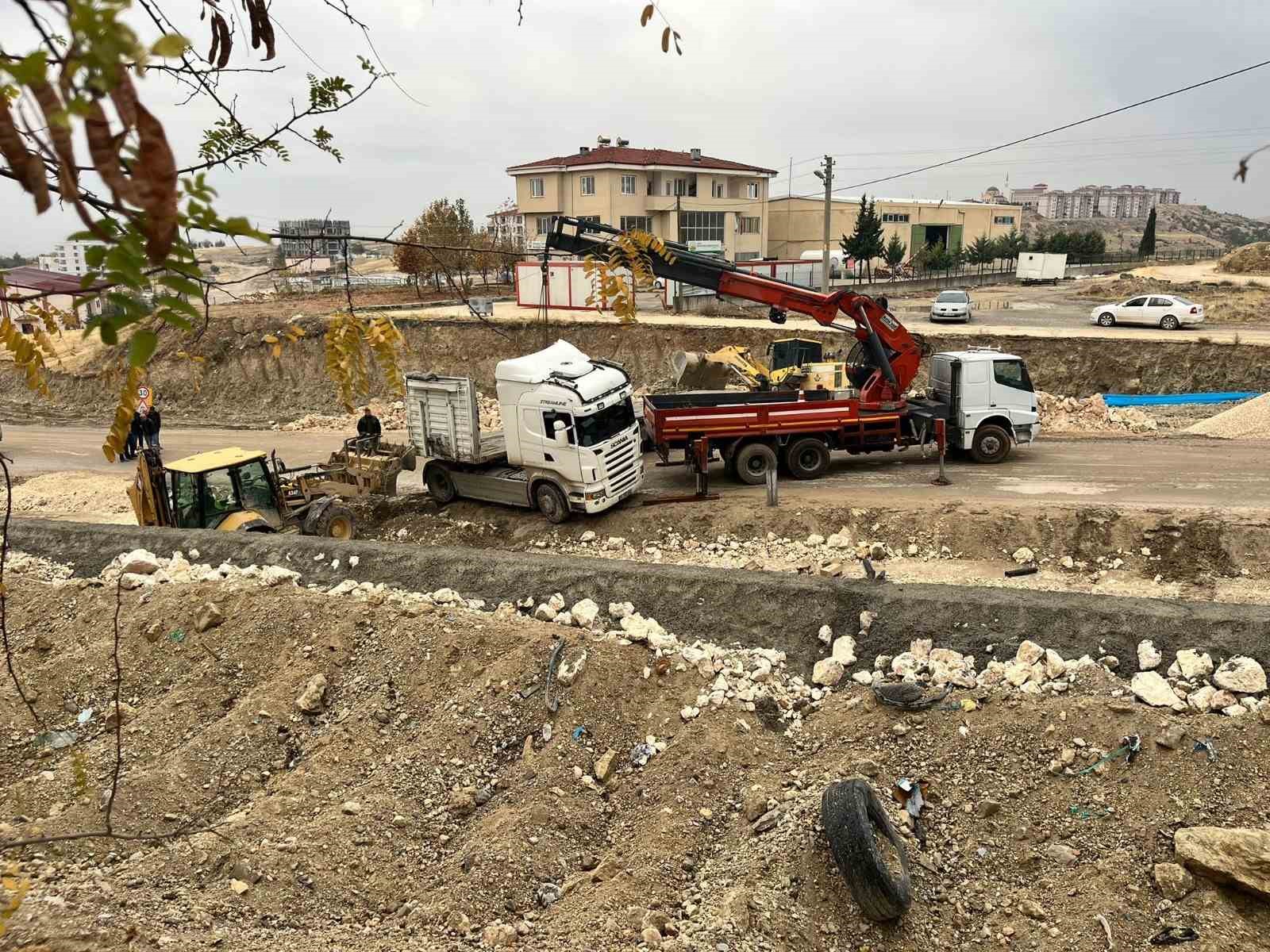 Yoldan çıkan tır trafiği kapattı
