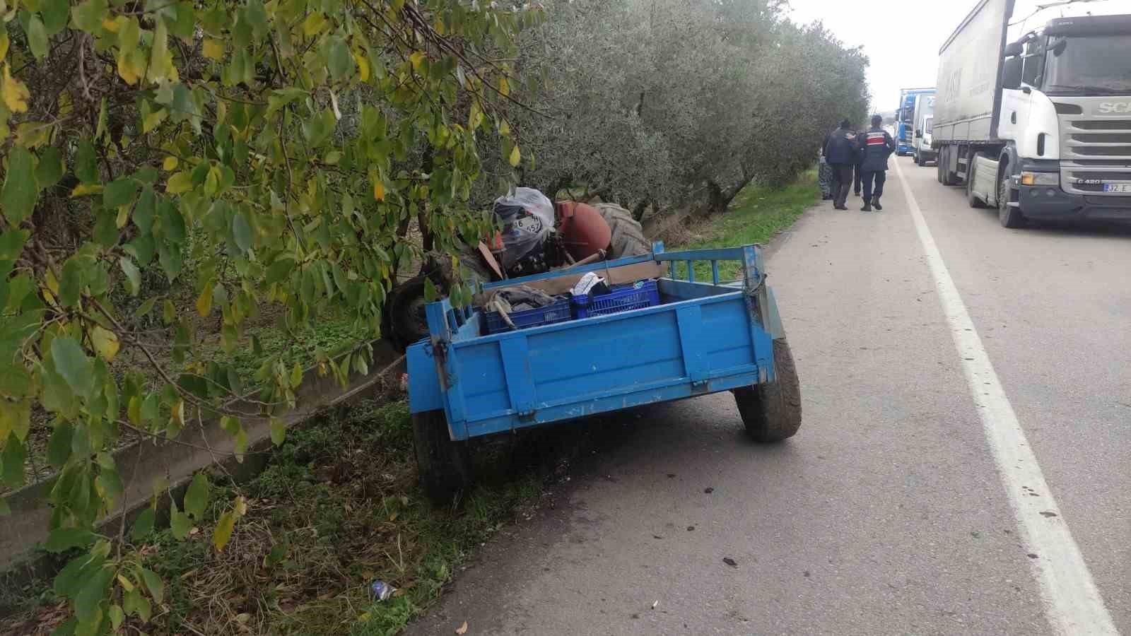 Kontrolden çıkan traktör sulama kanalına çarptı
