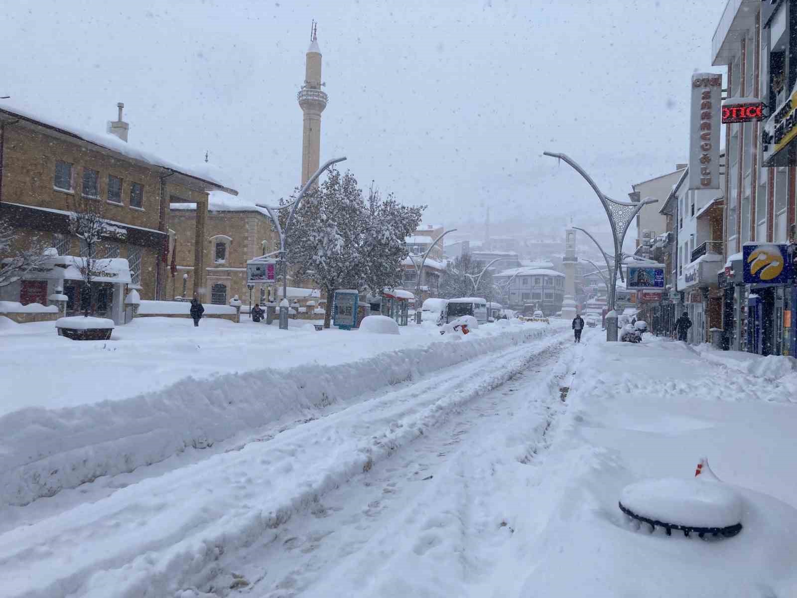 Bayburt’ta kar nedeniyle trafik durma noktasına geldi ulaşım kontrollü sağlıyor
