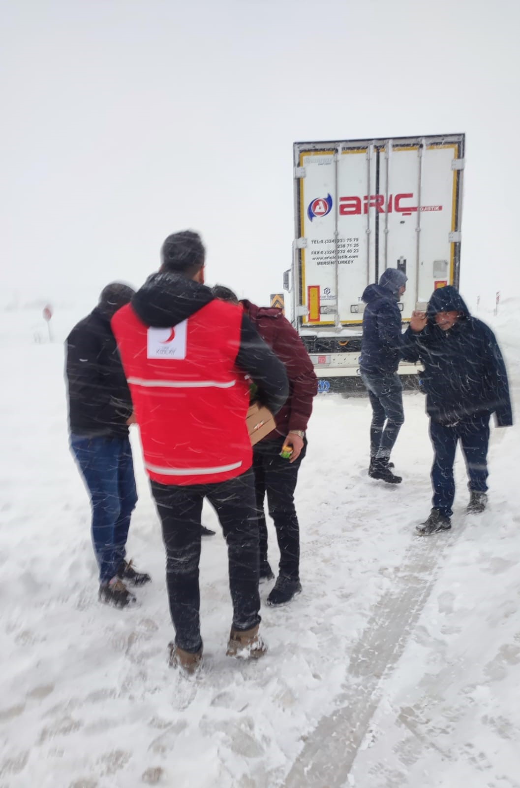 Türk Kızılay kar yağışı nedeniyle yolda kalan vatandaşları yalnız bırakmadı
