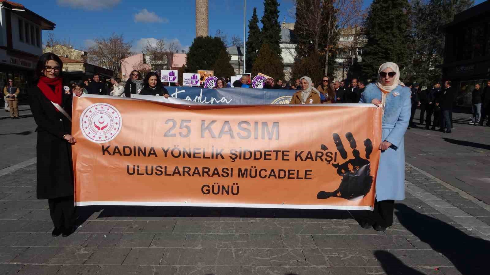 Uşak’ta kadına yönelik şiddete karşı farkındalık etkinliği düzenlendi