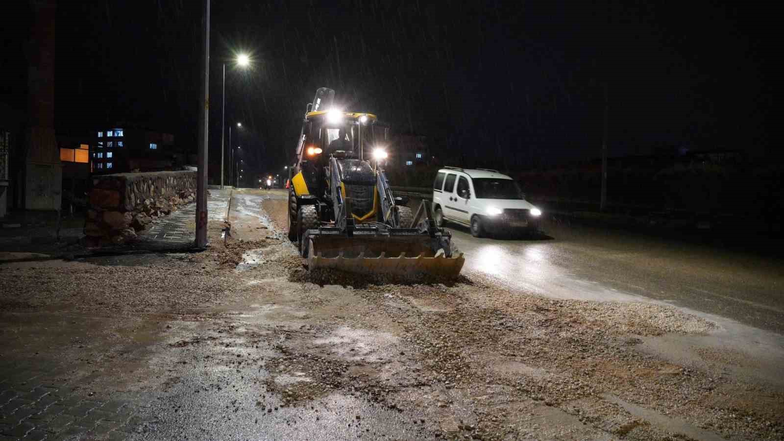 Adıyaman’da sokaklardaki çukurların kapatılması devam ediyor