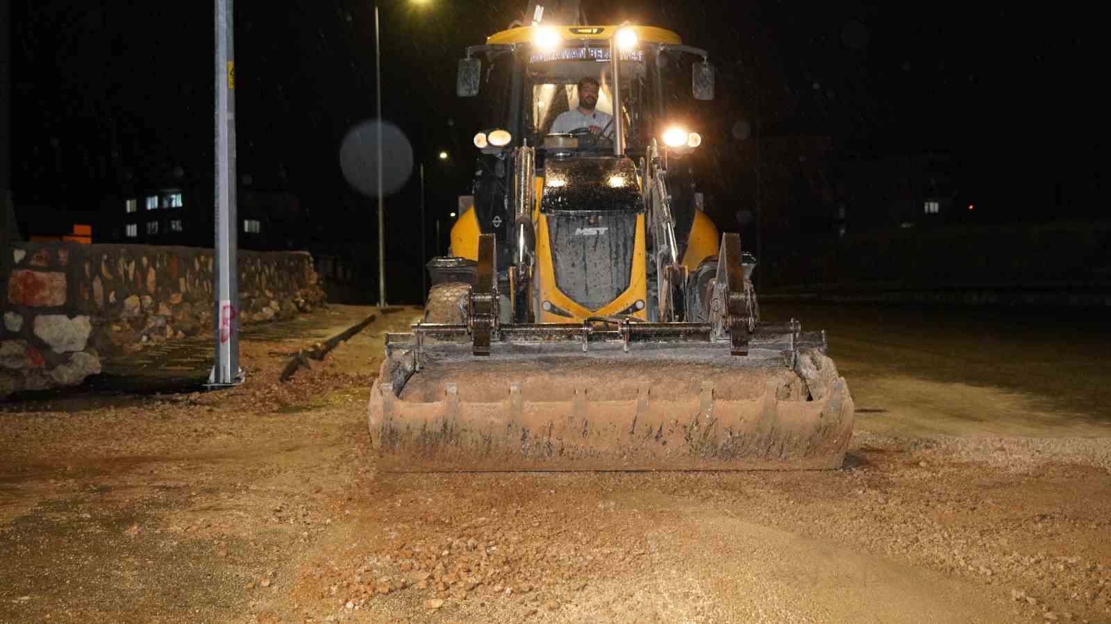 Adıyaman’da sokaklardaki çukurların kapatılması devam ediyor
