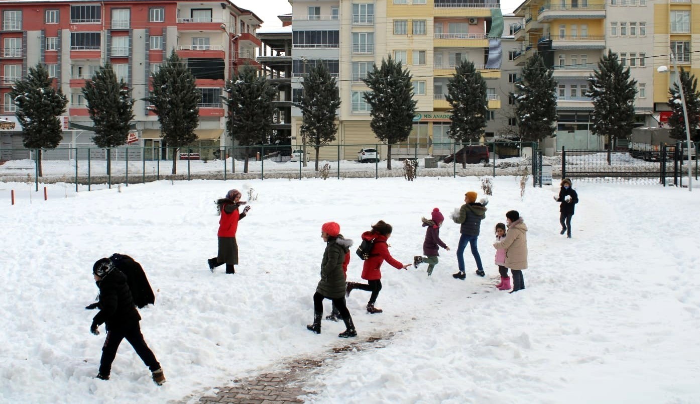 Bayburt’ta kar tatili bir gün daha uzatıldı Salı günü de okullar tatil olacak
