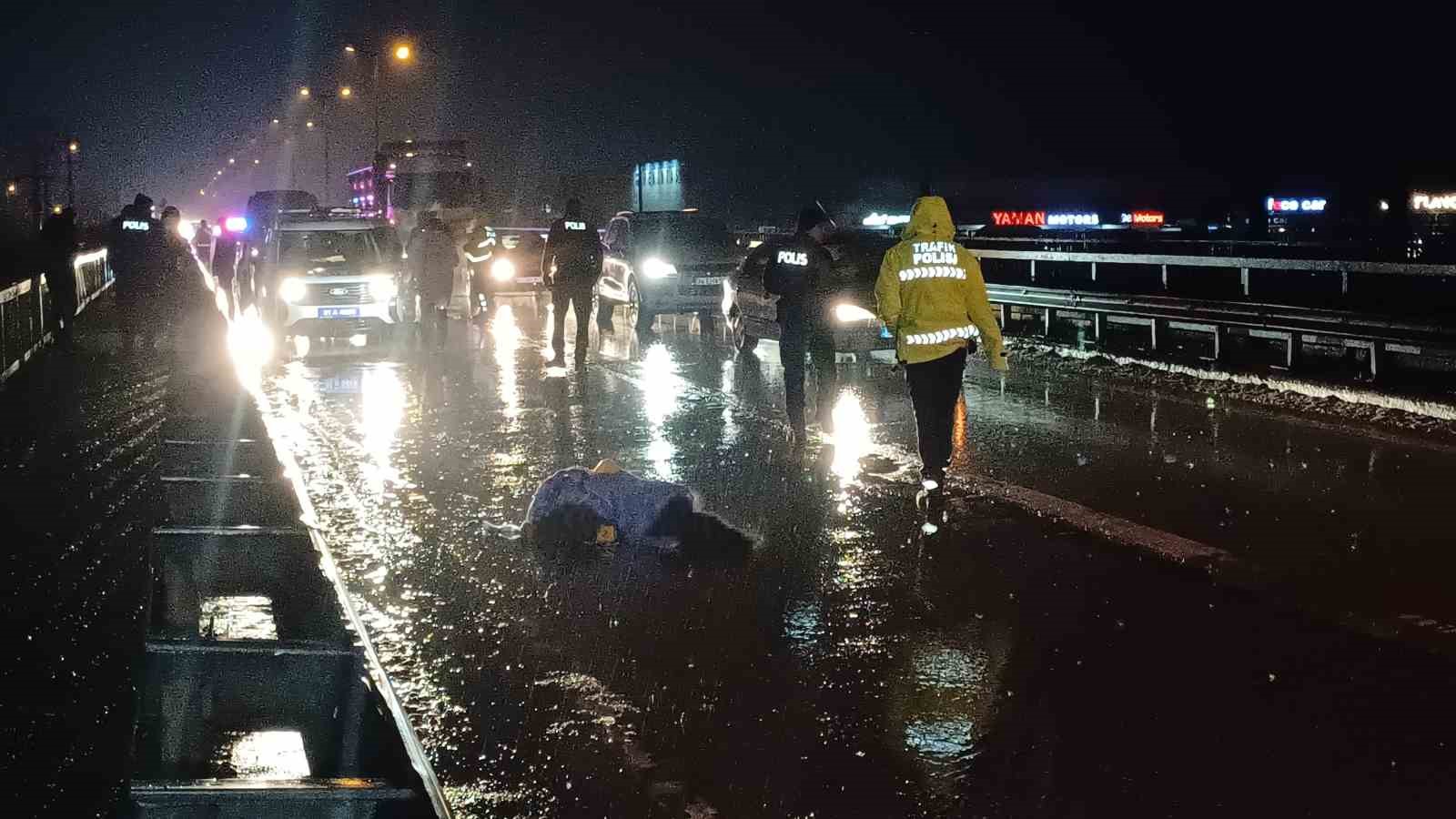 Karayolunda yolcu minibüsünün çarptığı yaya hayatını kaybetti
