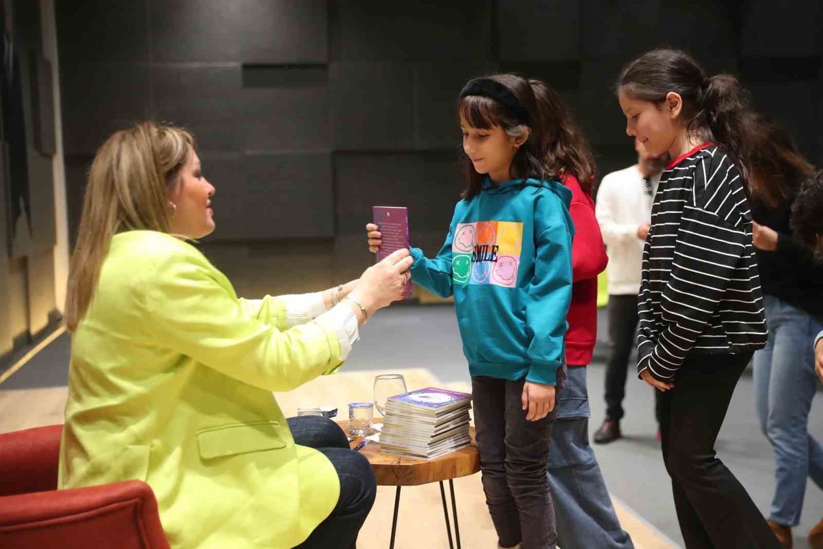 Sihirli Ağa&ccedil; kitabının yazarı minik okuyucuları ile buluştu
