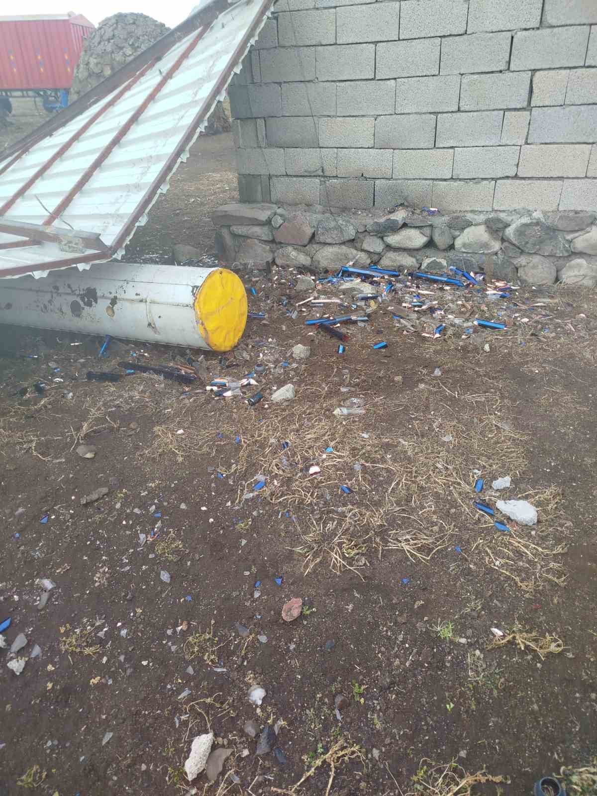 Fırtına Ardahan&rsquo;ı yıktı ge&ccedil;ti: &Ccedil;atılar u&ccedil;tu evlerde hasar oluştu
