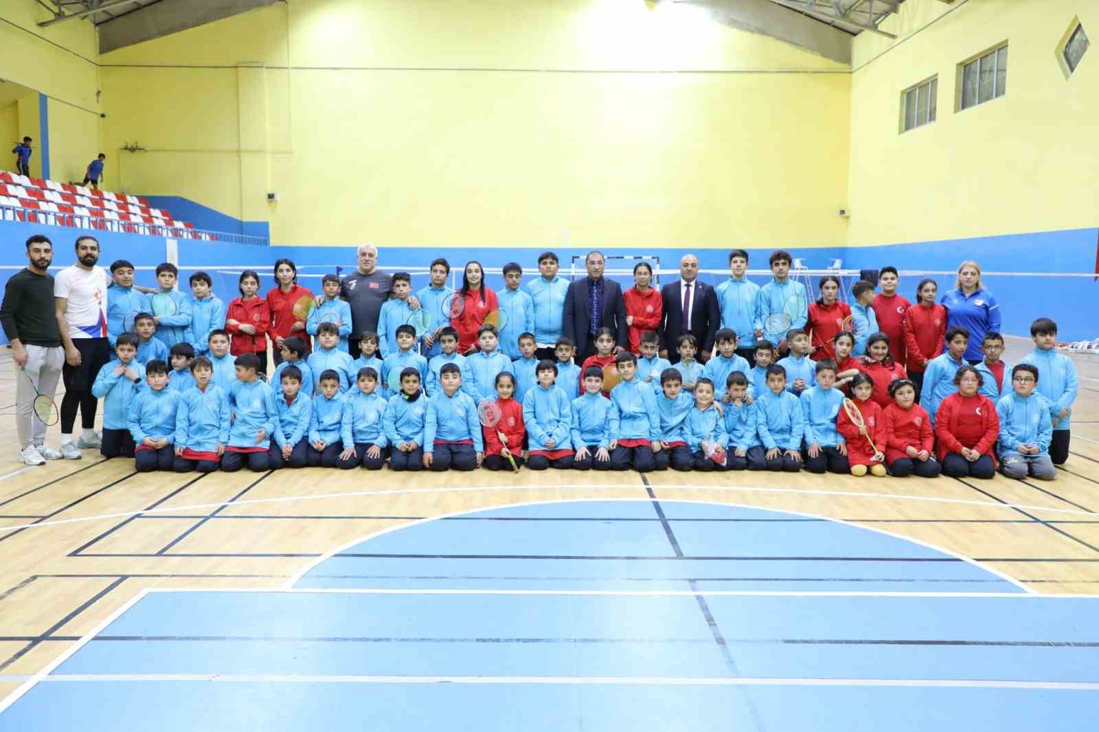Ağrı&rsquo;da sporculara eşofman takımı desteği sağlandı
