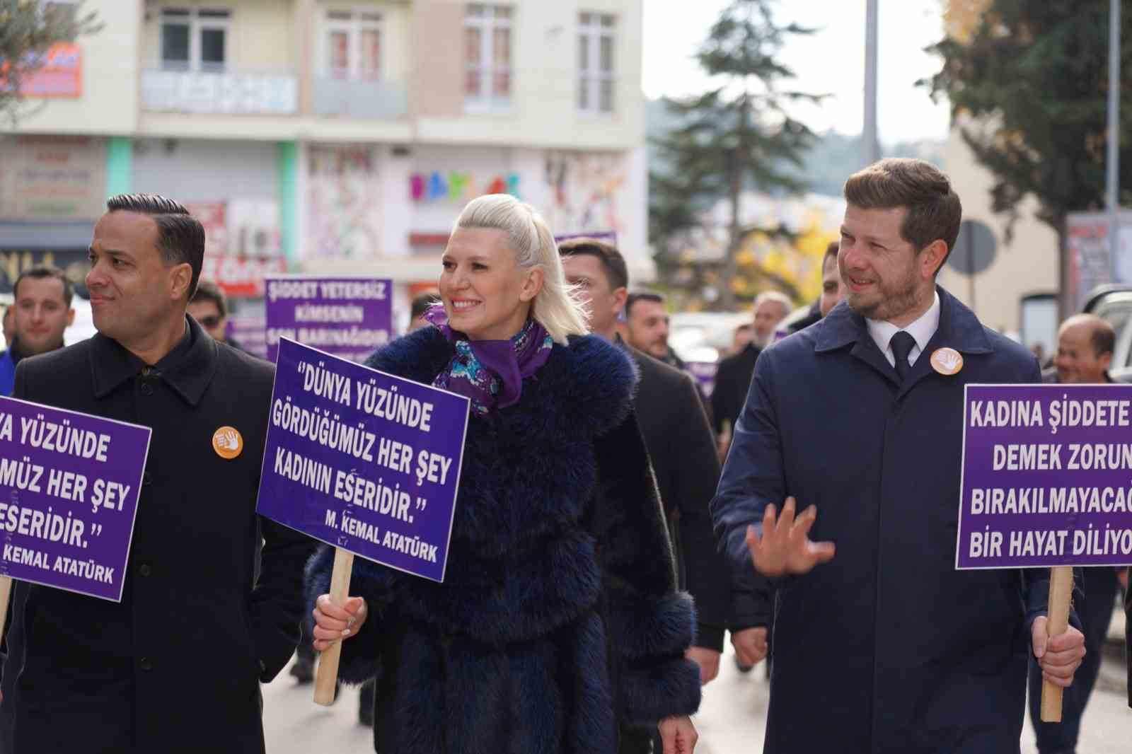 Bilecikli erkekler &lsquo;Kadına Karşı Şiddete Hayır&rsquo; demek i&ccedil;in y&uuml;r&uuml;d&uuml;
