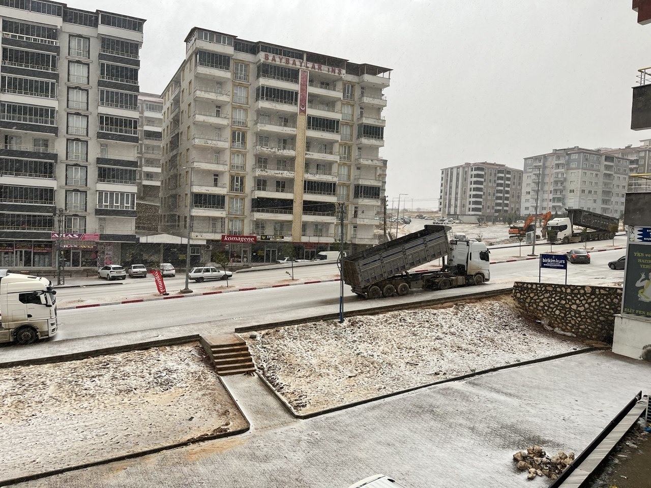 Besni&rsquo;de dolu ve kar yağışı etkili oldu
