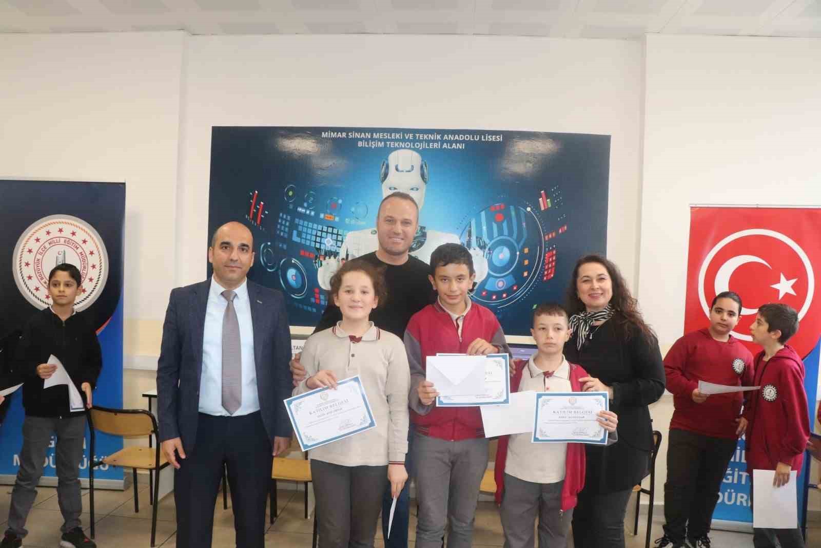 Boz&uuml;y&uuml;k&rsquo;te "Bilişimin Yıldızları Bilgi Yarışması" &ccedil;evrimi&ccedil;i olarak yapıldı
