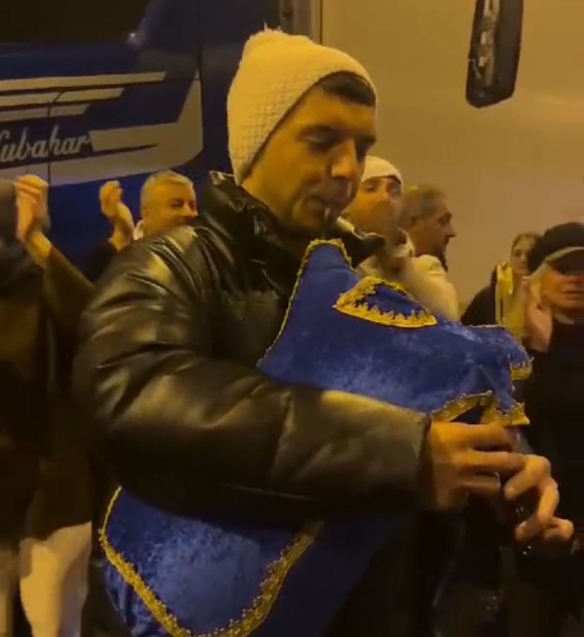 Bolu Dağı T&uuml;neli&rsquo;nde duran trafikte horon teptiler
